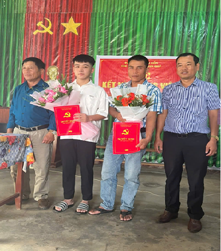 LỄ KẾT NẠP ĐẢNG VIÊN MỚI